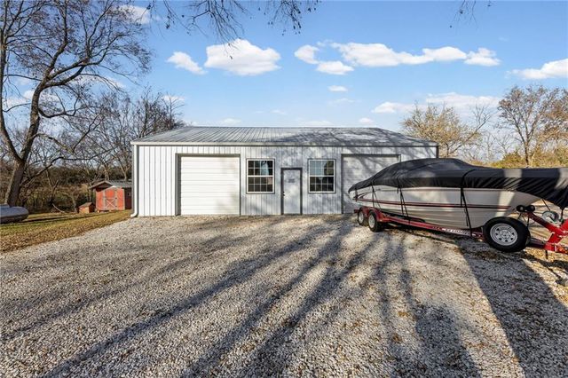 20065 McLouth Road, Tonganoxie, KS 66086