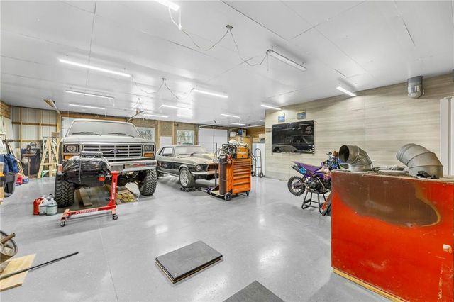 20065 McLouth Road, Tonganoxie, KS 66086