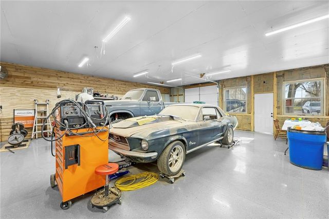 20065 McLouth Road, Tonganoxie, KS 66086