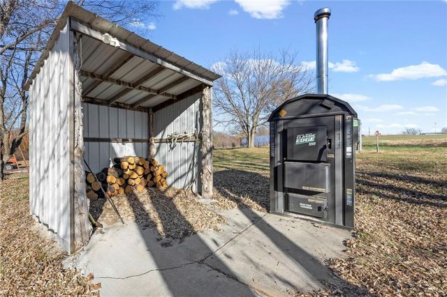 20065 McLouth Road, Tonganoxie, KS 66086