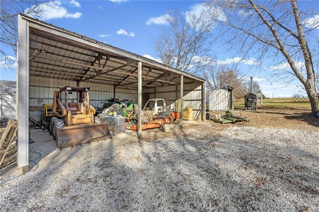 20065 McLouth Road, Tonganoxie, KS 66086