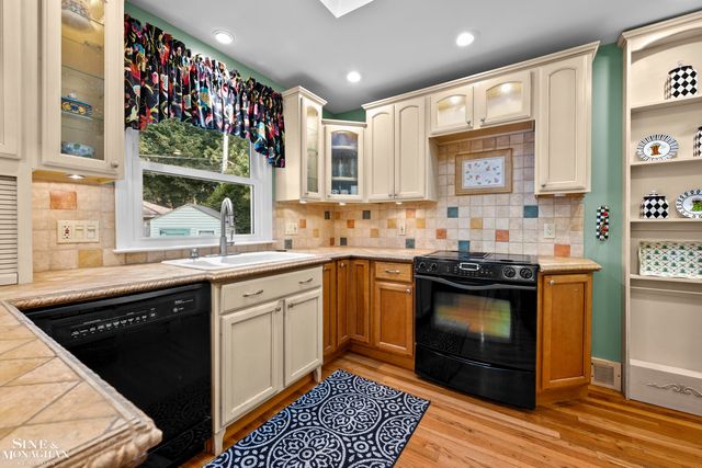 243 Beaupre Avenue, Grosse Pointe Farms, MI 48236