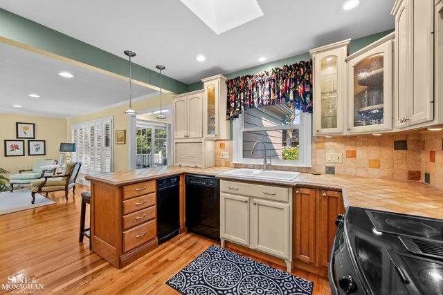 243 Beaupre Avenue, Grosse Pointe Farms, MI 48236