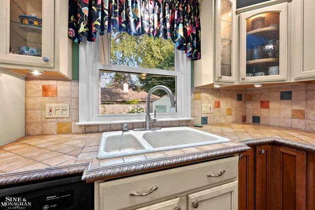 243 Beaupre Avenue, Grosse Pointe Farms, MI 48236