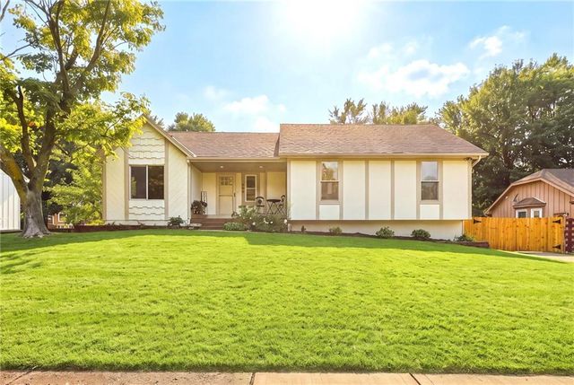 408 NW MOORE Street, Lee's Summit, MO 64081