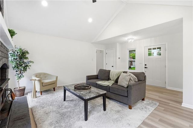 408 NW MOORE Street, Lee's Summit, MO 64081