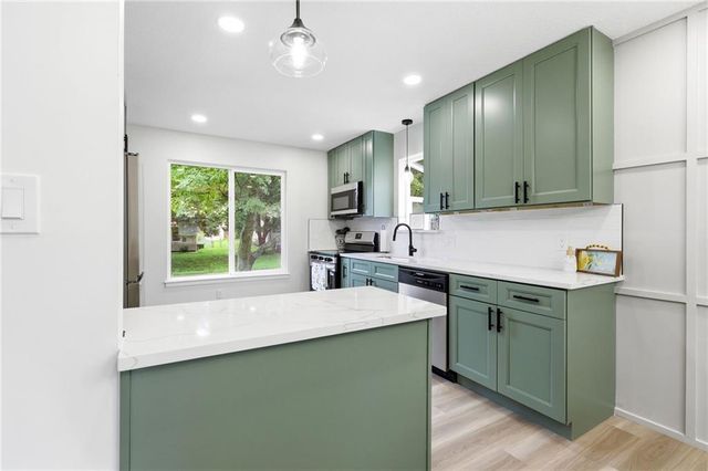 408 NW MOORE Street, Lee's Summit, MO 64081
