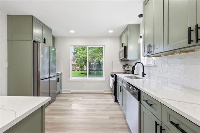 408 NW MOORE Street, Lee's Summit, MO 64081