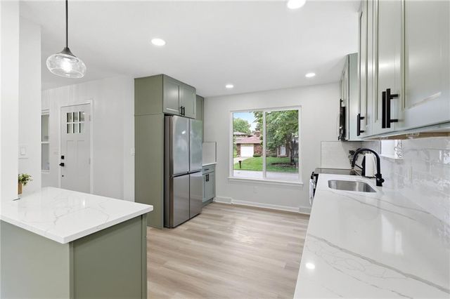 408 NW MOORE Street, Lee's Summit, MO 64081