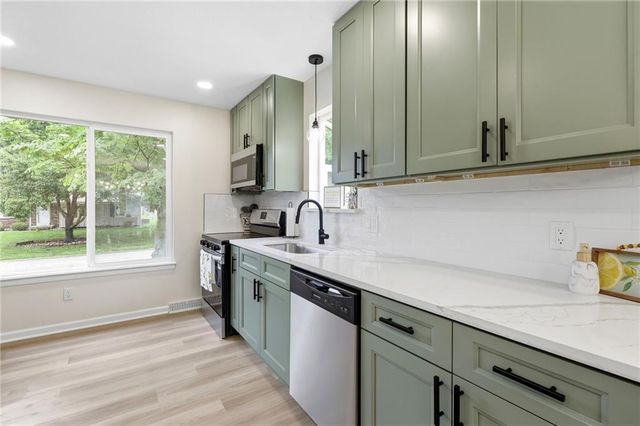 408 NW MOORE Street, Lee's Summit, MO 64081