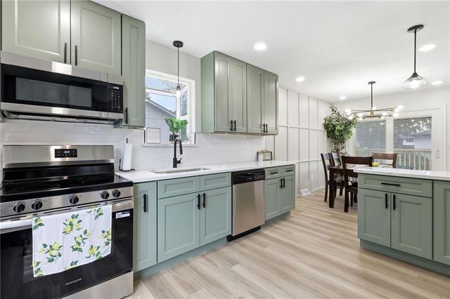408 NW MOORE Street, Lee's Summit, MO 64081