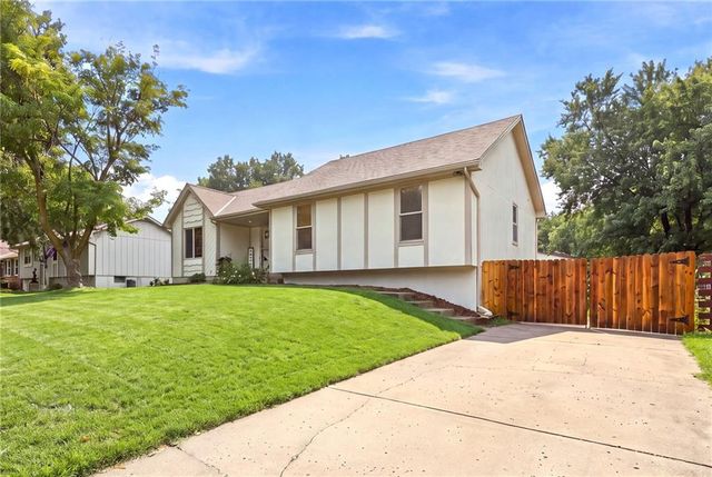 408 NW MOORE Street, Lee's Summit, MO 64081