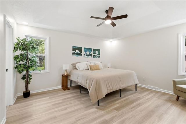 408 NW MOORE Street, Lee's Summit, MO 64081