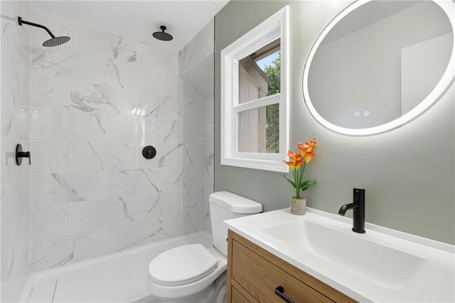408 NW MOORE Street, Lee's Summit, MO 64081