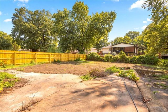 408 NW MOORE Street, Lee's Summit, MO 64081
