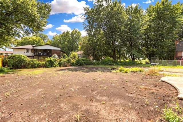 408 NW MOORE Street, Lee's Summit, MO 64081