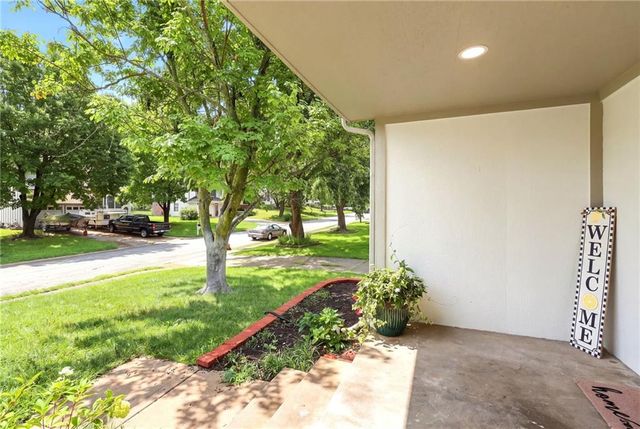 408 NW MOORE Street, Lee's Summit, MO 64081