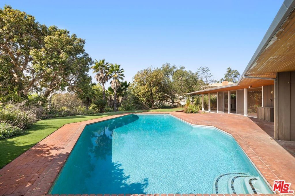 Image 1 of property listing at 590 N Tigertail Road, Los Angeles, CA 90049