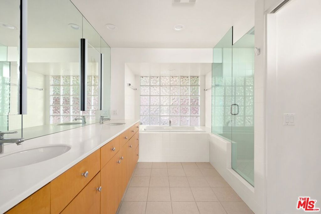 Image 10 of property listing at 590 N Tigertail Road, Los Angeles, CA 90049