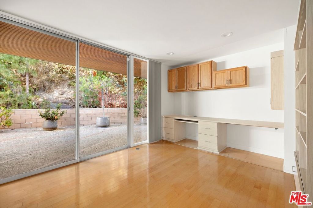 Image 11 of property listing at 590 N Tigertail Road, Los Angeles, CA 90049