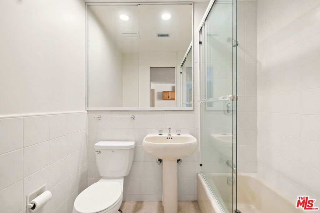 Image 12 of property listing at 590 N Tigertail Road, Los Angeles, CA 90049