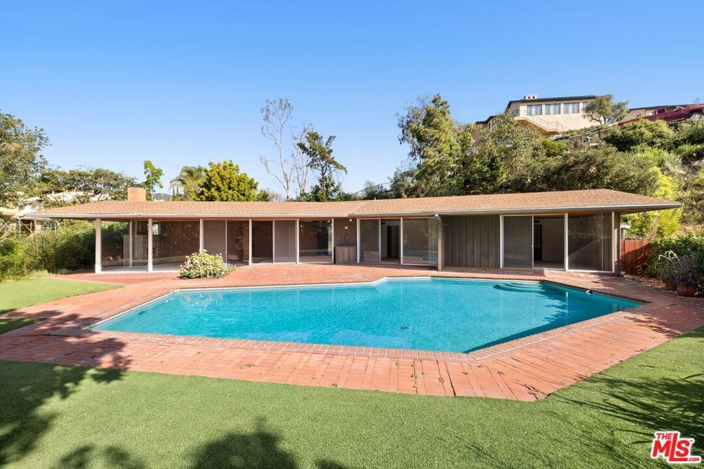 Image 13 of property listing at 590 N Tigertail Road, Los Angeles, CA 90049