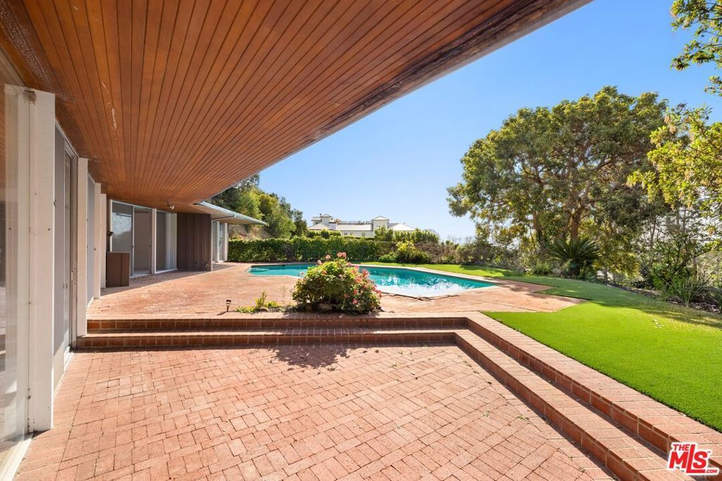 Image 14 of property listing at 590 N Tigertail Road, Los Angeles, CA 90049