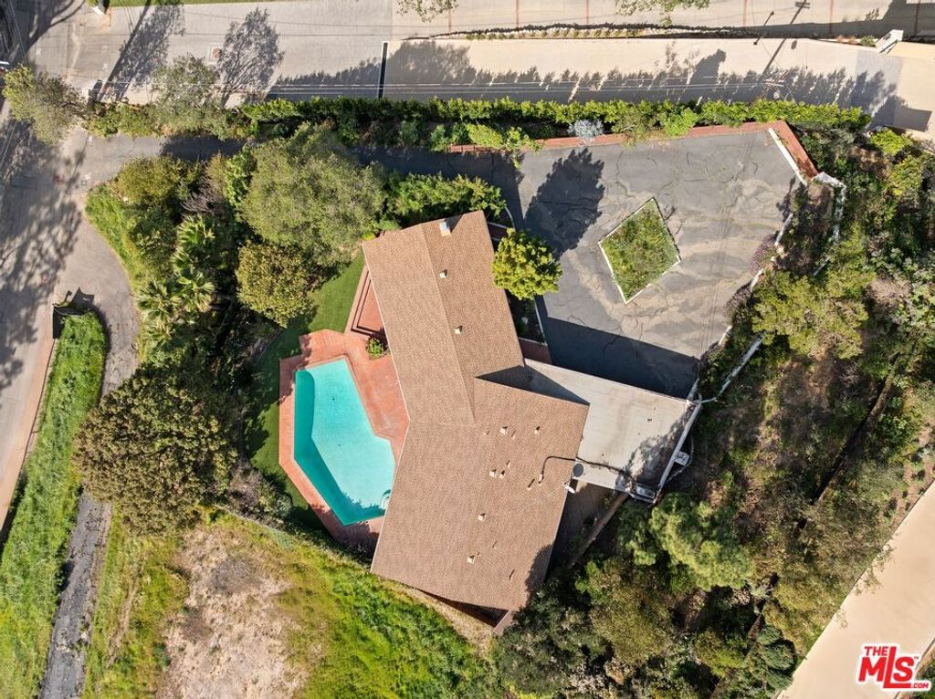 Image 16 of property listing at 590 N Tigertail Road, Los Angeles, CA 90049