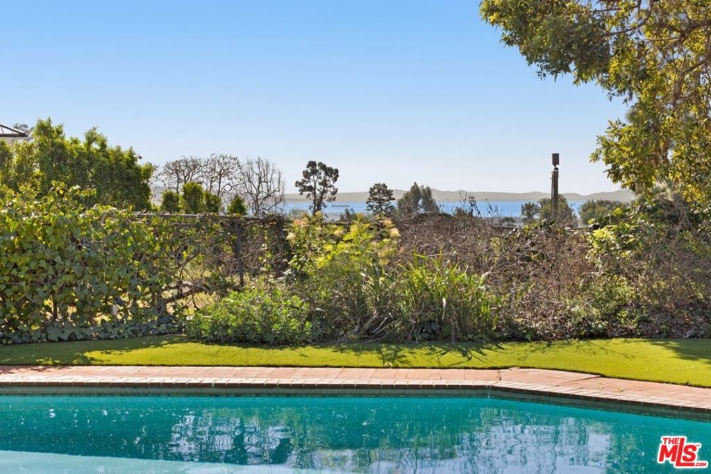 Image 2 of property listing at 590 N Tigertail Road, Los Angeles, CA 90049