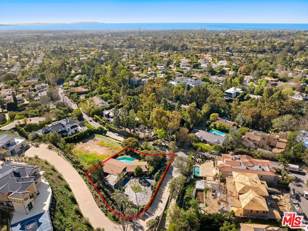 Image 3 of property listing at 590 N Tigertail Road, Los Angeles, CA 90049