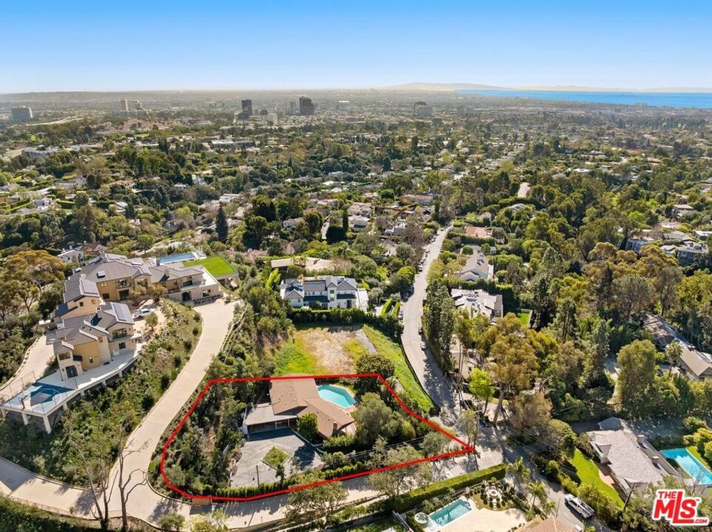 Image 4 of property listing at 590 N Tigertail Road, Los Angeles, CA 90049