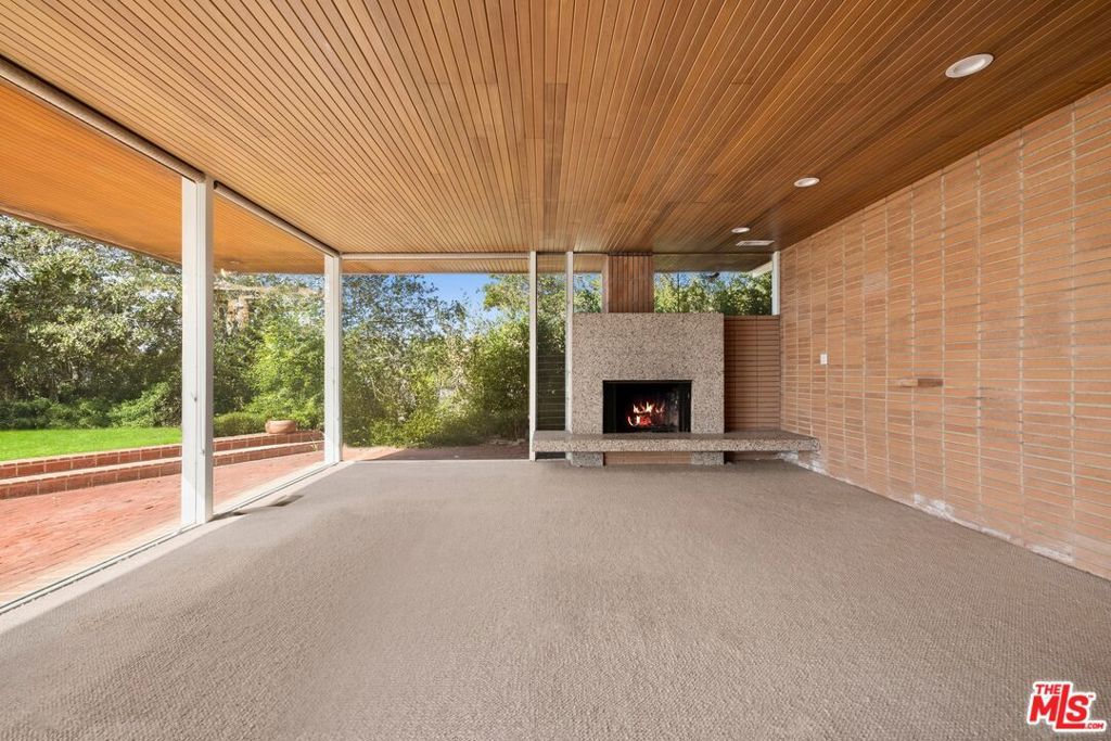 Image 5 of property listing at 590 N Tigertail Road, Los Angeles, CA 90049