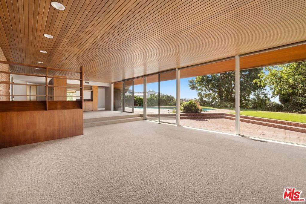 Image 6 of property listing at 590 N Tigertail Road, Los Angeles, CA 90049