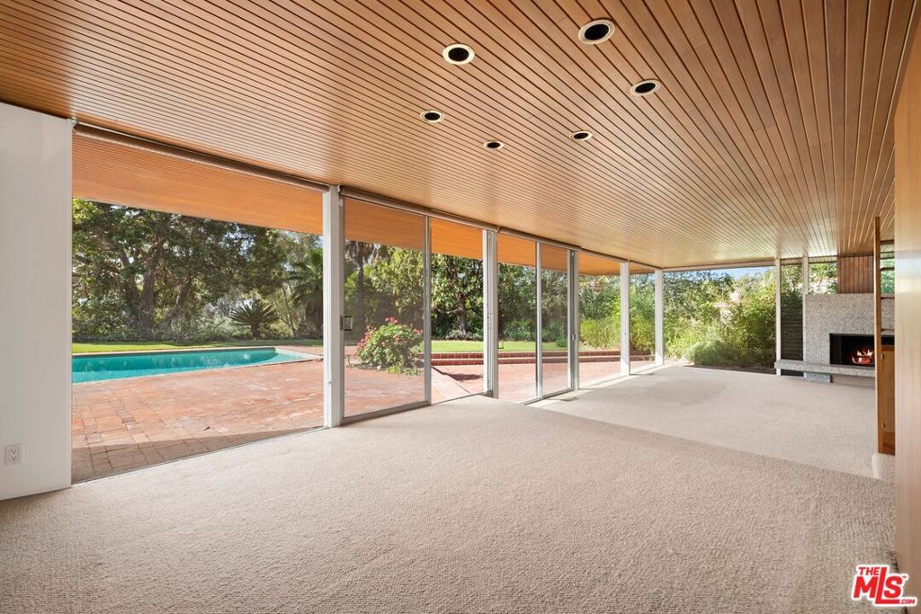 Image 7 of property listing at 590 N Tigertail Road, Los Angeles, CA 90049