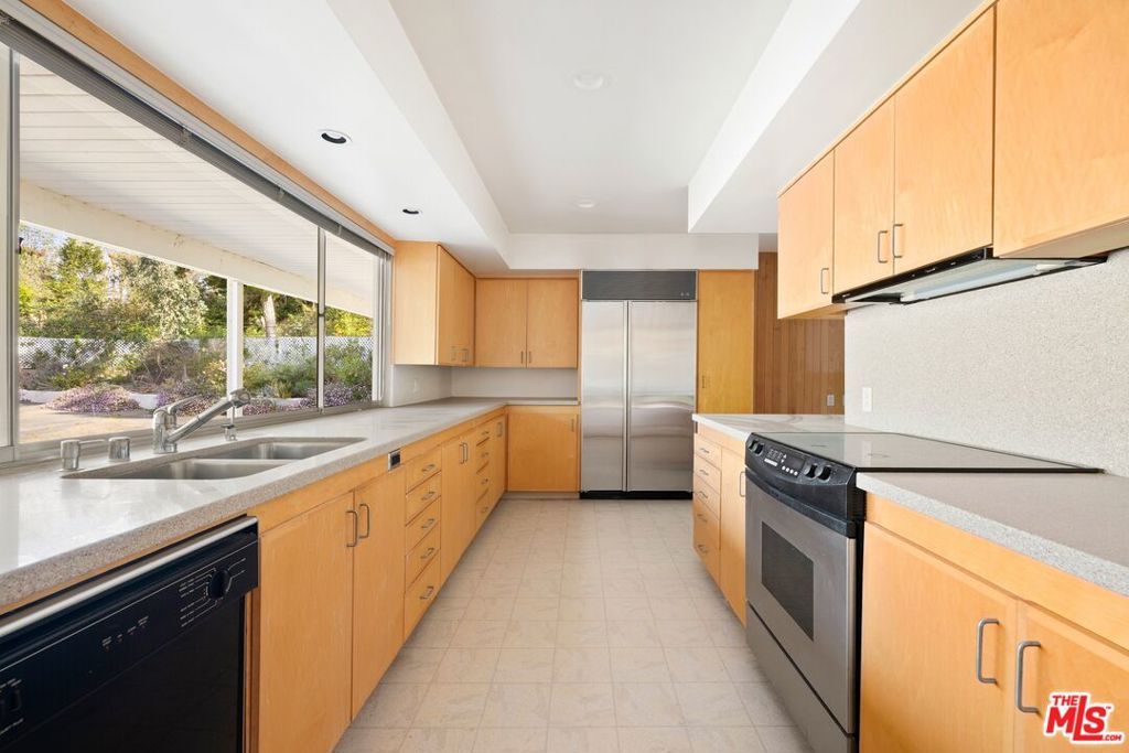 Image 8 of property listing at 590 N Tigertail Road, Los Angeles, CA 90049