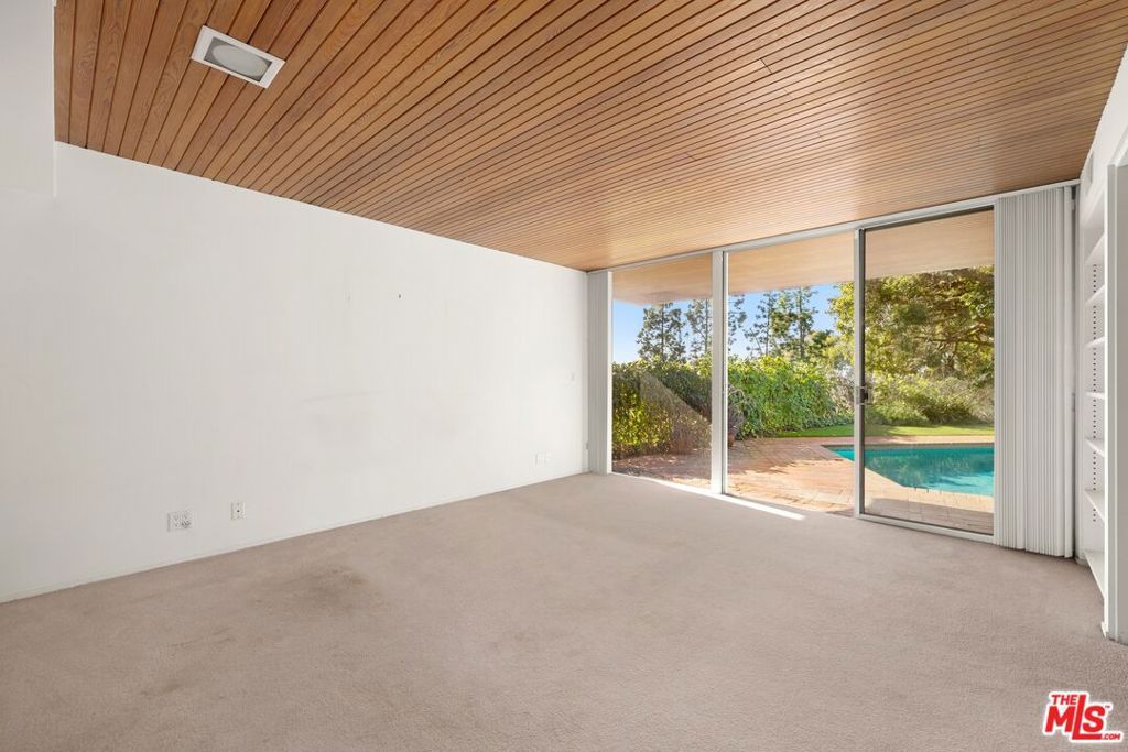 Image 9 of property listing at 590 N Tigertail Road, Los Angeles, CA 90049