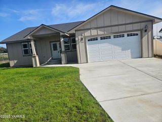 200 Ivone Dr, Sunnyside, WA 98944