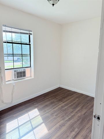 404 S Love Ave, Florence, TX 76527
