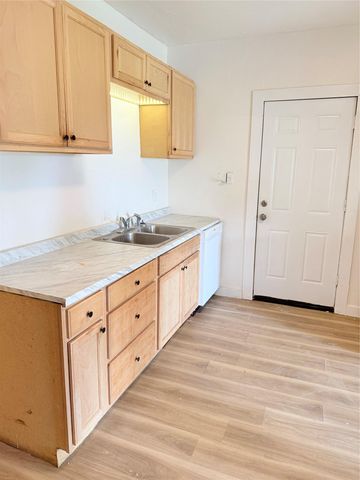 404 S Love Ave, Florence, TX 76527
