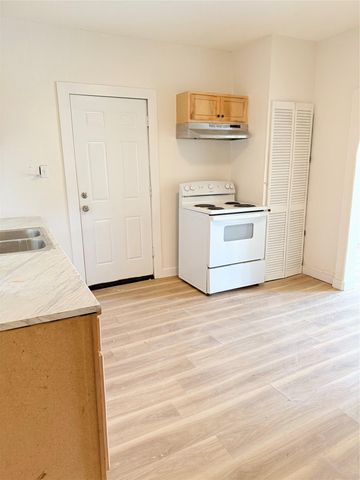404 S Love Ave, Florence, TX 76527