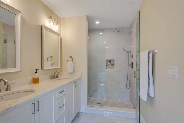 29 Southfield Ln 29, Sherborn, MA 01770