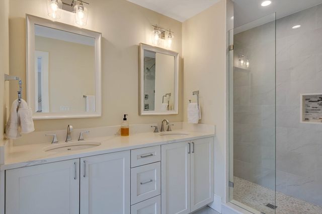 29 Southfield Ln 29, Sherborn, MA 01770