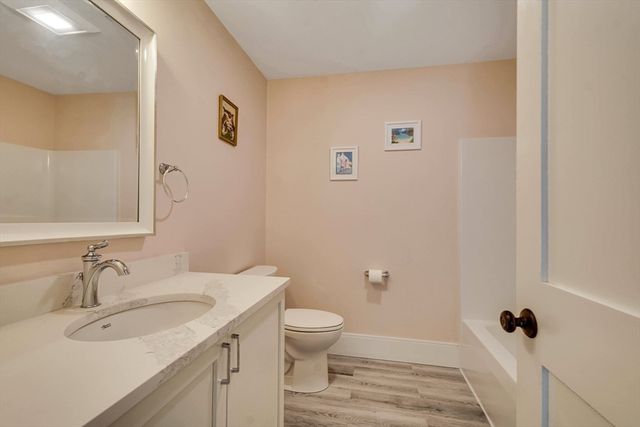 29 Southfield Ln 29, Sherborn, MA 01770