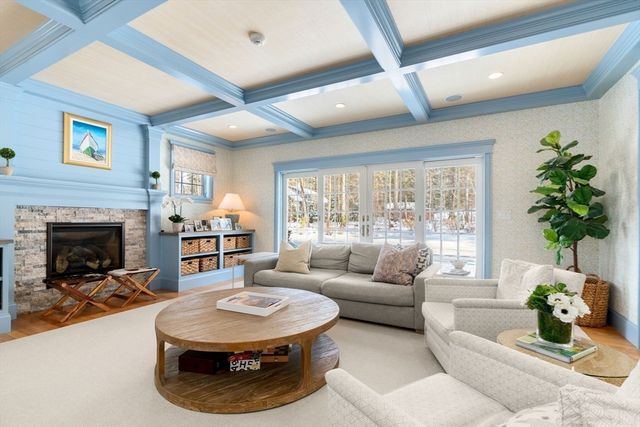 61 Glen St, Dover, MA 02030