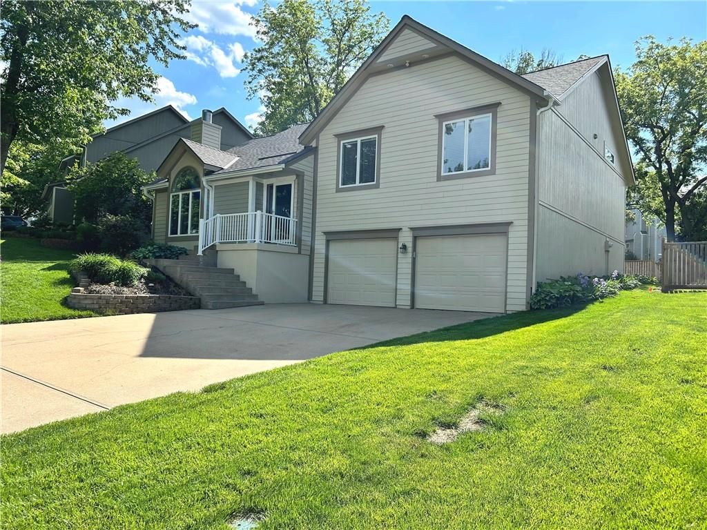 13206 S Foxridge Drive, Olathe, KS 66062
