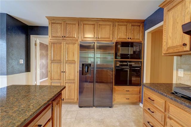 10813 Beacon Avenue, Kansas City, MO 64134