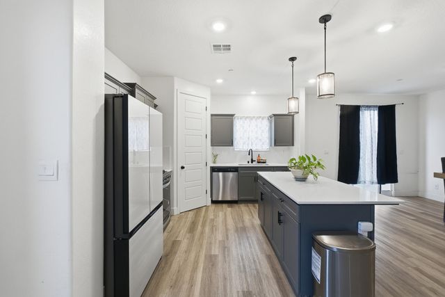 2824 S Cain Street, Visalia, CA 93292