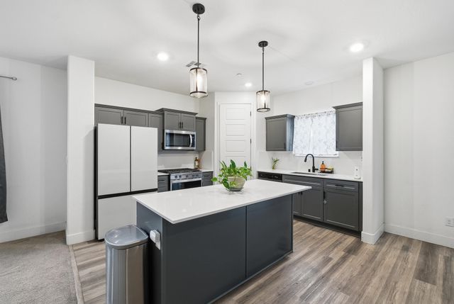 2824 S Cain Street, Visalia, CA 93292