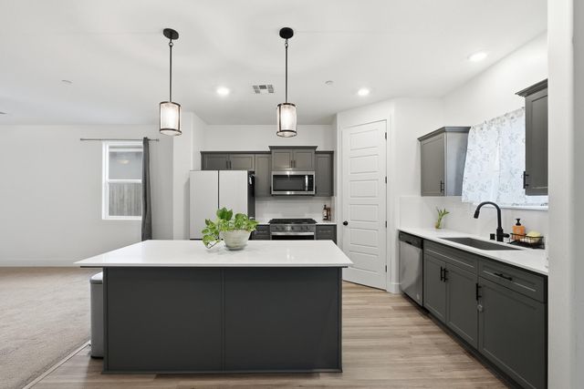 2824 S Cain Street, Visalia, CA 93292