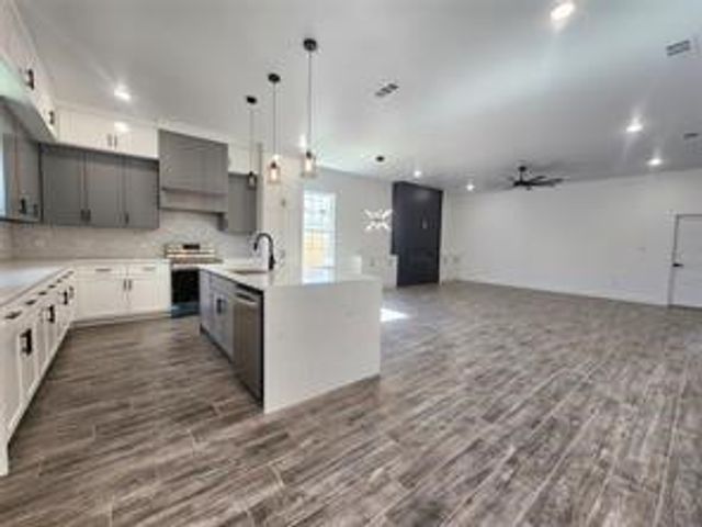 2121 S Edgewood Terrace, Fort Worth, TX 76105